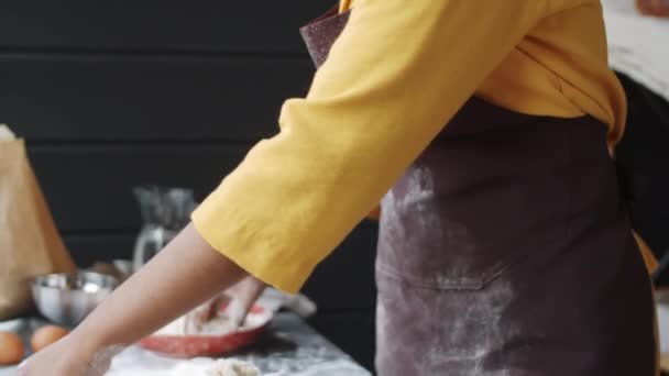 Boulangère Afro Américaine Professionnelle Dans Tablier Ajoutant Farine Pâte Pétrir — Video