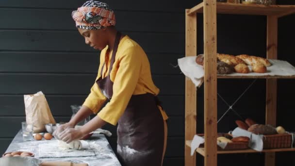 Boční Pohled Afro Americkou Ženu Zástěře Hnětení Těsto Kuchyňském Stole — Stock video