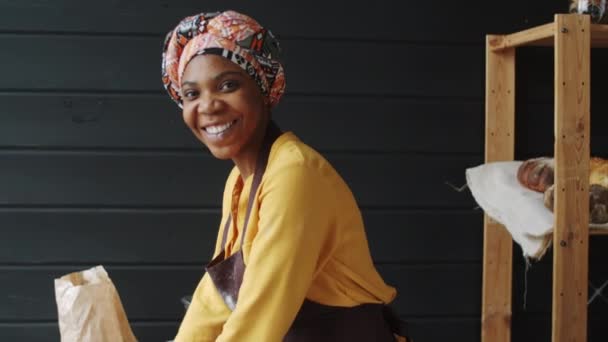 Gebogen Schot Van Mooie Afro Amerikaanse Vrouwelijke Bakker Schort Lachend — Stockvideo