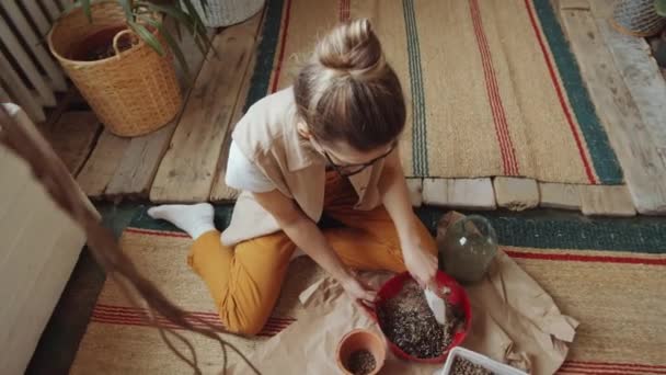 Visão Superior Mulher Com Coque Cabelo Sentado Chão Jardim Casa — Vídeo de Stock