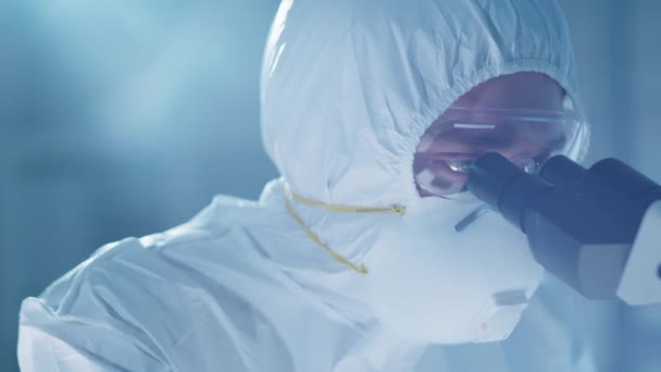 Tilt Κάτω Πυροβολισμό Του Αρσενικού Επιστήμονα Προστατευτική Μάσκα Κοστούμι Γάντια — Αρχείο Βίντεο