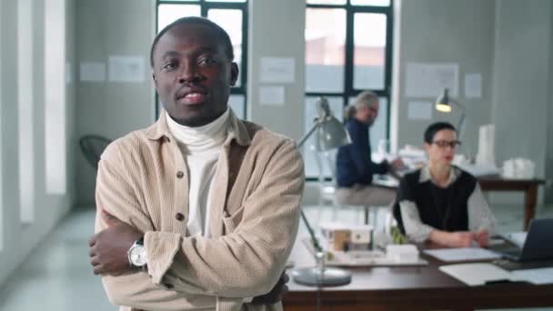 Portrait Young Afro American Man Standing Arms Crossed Posing Camera — Stock Video