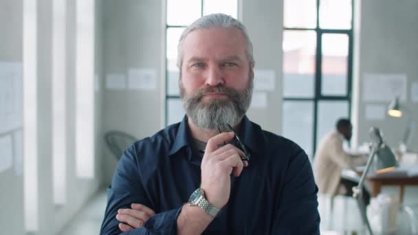 Retrato Empresário Sênior Experiente Com Cabelos Grisalhos Barba Com Braços — Vídeo de Stock