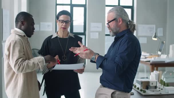 Architecte Âge Moyen Discutant Papier Affaires Avec Des Collègues Masculins — Video