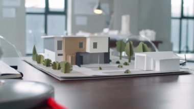 Ofisteki konut binasının mimari modelini yakından çek.