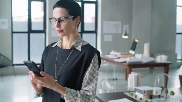 Elegante Mujer Negocios Mediana Edad Pie Oficina Desplazándose Por Las — Vídeos de Stock