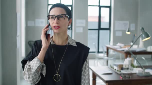 Schnappschuss Einer Geschäftsfrau Mittleren Alters Eleganten Outfit Die Büro Steht — Stockvideo