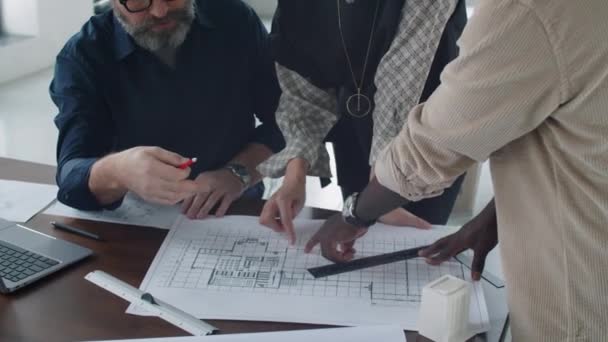 Equipe Arquitetos Multiétnicos Masculinos Femininos Discutindo Plano Construção Papel Enquanto — Vídeo de Stock