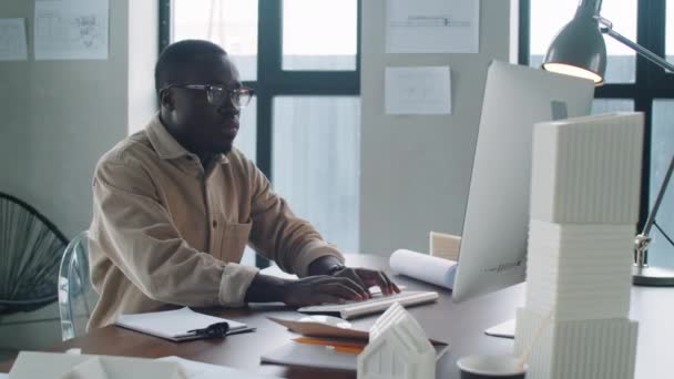 Jeune Architecte Afro Américain Lunettes Chemise Décontractée Travaillant Sur Ordinateur — Video