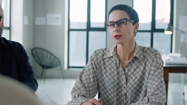 Animada Arquiteta Feminina Meia Idade Sentada Escritório Discutindo Projeto Com — Vídeo de Stock