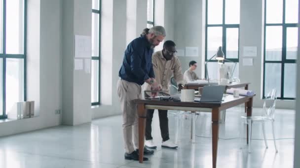 Vue Ensemble Architecte Caucasien Principal Son Jeune Collègue Afro Américain — Video