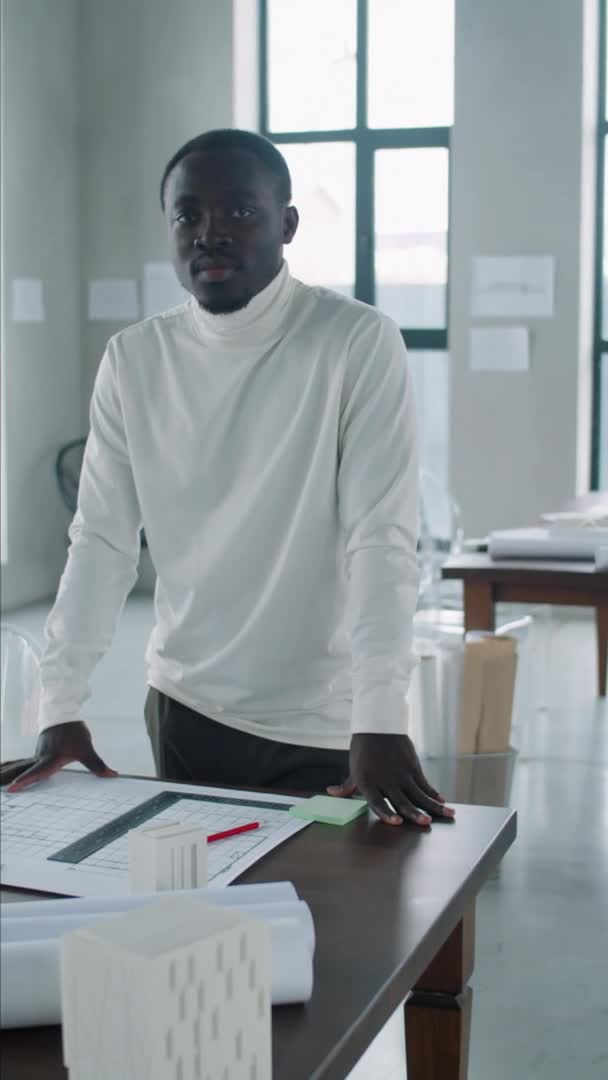 Verticale Portretfoto Van Jonge Afro Amerikaanse Mannelijke Architect Die Aan — Stockvideo