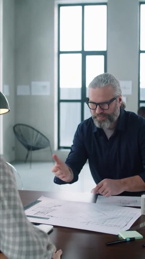 Vertical Sobre Ombro Tiro Arquiteto Masculino Sênior Apertando Mãos Discutindo — Vídeo de Stock