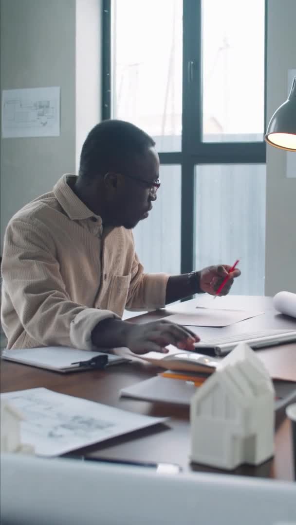 Foto Vertical Jovem Arquiteto Afro Americano Usando Computador Tomando Notas — Vídeo de Stock