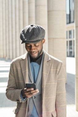 Dışarıda telefon kullanan bir adam.