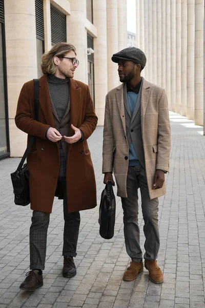 Dos hombres en la ciudad — Foto de Stock