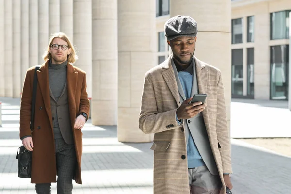 Hombres caminando por la ciudad — Foto de Stock