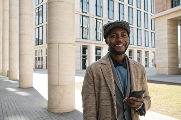 Afrikanischer Geschäftsmann in der Stadt — Stockfoto