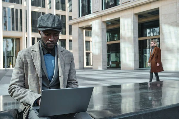 Empresario trabajando en el portátil al aire libre — Foto de Stock