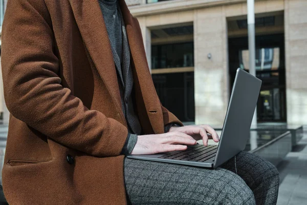 Homem trabalhando no laptop — Fotografia de Stock