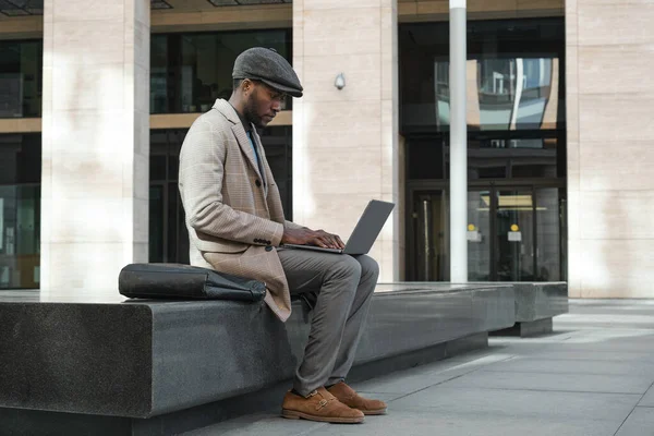 Empresario trabajando en laptop en la ciudad — Foto de Stock