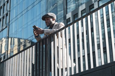 Cep telefonunda mesaj yazan adam