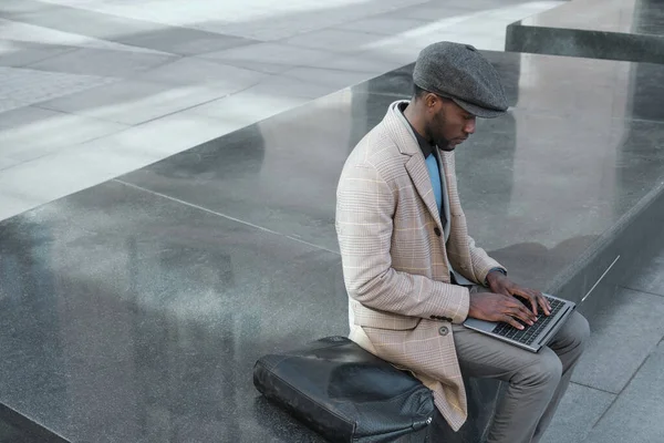 市内のノートパソコンを使うアフリカ人 — ストック写真