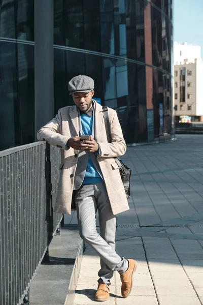 Empresario con teléfono inteligente al aire libre — Foto de Stock