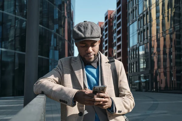 Empresario africano trabajando por teléfono — Foto de Stock