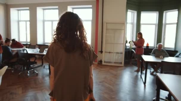 Folgende Aufnahme Zeigt Eine Junge Kaukasische Frau Mit Lockigem Haar — Stockvideo
