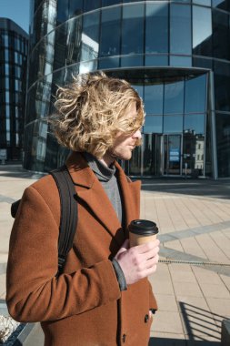 Şehirde kahveli genç bir adam var.