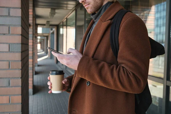 Empresario usando el teléfono durante el descanso del café — Foto de Stock