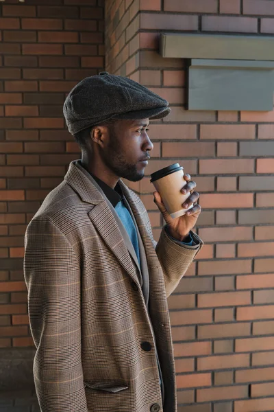 アフリカ人男性とコーヒー — ストック写真