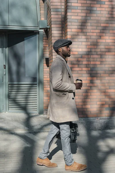 Hombre africano caminando por la calle — Foto de Stock