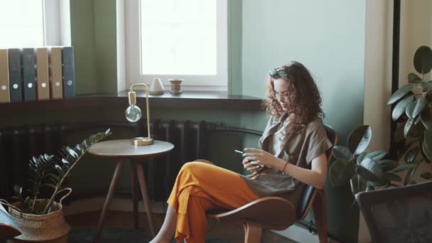 Jonge Mooie Vrouw Casual Dragen Zitten Stoel Gezellige Breakout Gebied — Stockvideo