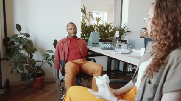 Jonge Afro Amerikaanse Man Casual Dragen Leunend Stoel Glimlachen Chatten — Stockvideo