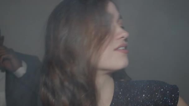 Fiatal Gyönyörű Koktélruhában Borospohárral Kezében Pózol Kamerának Füstben Táncol Egy — Stock videók