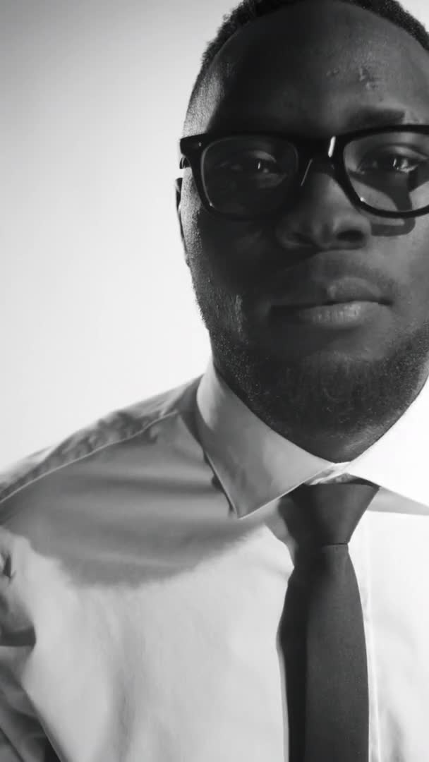 Ritratto Verticale Bianco Nero Uomo Afro Americano Sicuro Con Occhiali — Video Stock