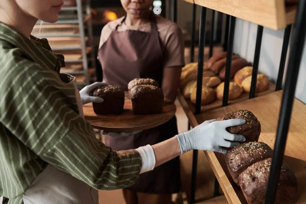 Mujeres que trabajan en panadería — Foto de Stock