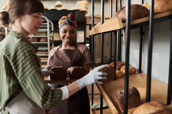 Gente horneando pan en panadería — Foto de Stock