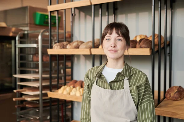 Mujer en la panadería — Foto de Stock