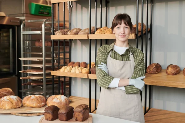 Mujer en delantal trabajando en panadería — Foto de Stock