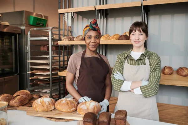 Dos vendedoras en panadería — Foto de Stock