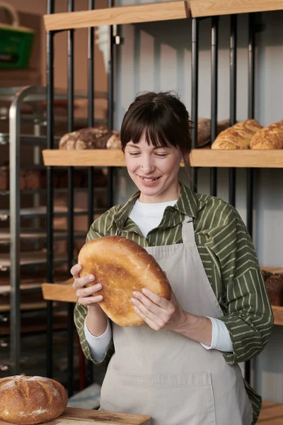 Propietario con pan fresco en panadería — Foto de Stock