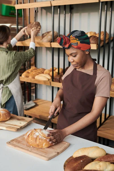 Propietario que trabaja en panadería — Foto de Stock