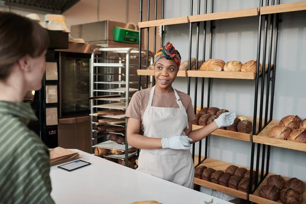 Mujer vendiendo el pan en la tienda — Foto de Stock