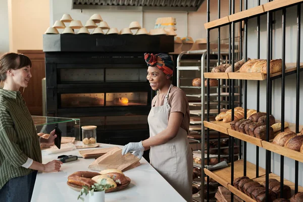 Venta de pan fresco en panadería — Foto de Stock