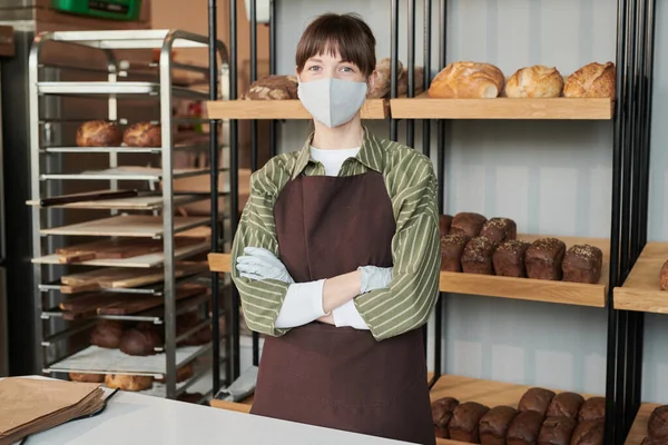 Жінка в уніформі в хлібопекарні — стокове фото