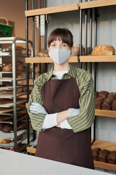 Жінка в масці в пекарні — стокове фото
