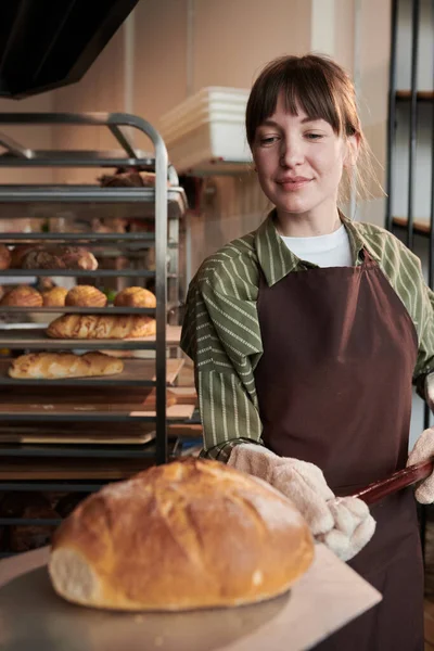 Žena peče čerstvý chléb — Stock fotografie